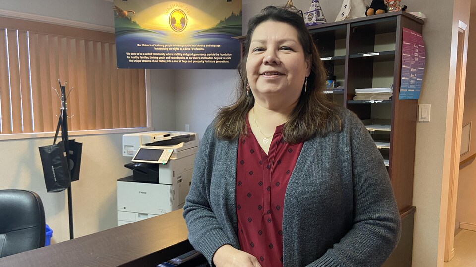 La cheffe Annie Mapachee Salt dans les bureaux actuels du Conseil de la Première Nation Washaw Sibi.