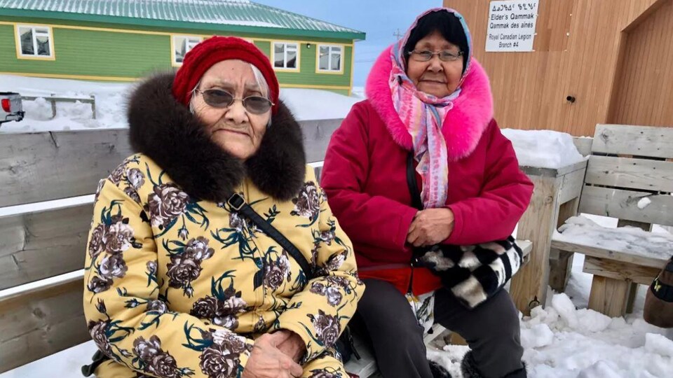 Annie Nattaq et Ooresie Unahah assises sur un banc.