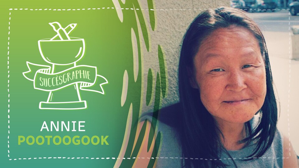Une femme autochtone sourit légèrement en regardant la caméra. Infographie avec l'inscription « Succèsgraphie » avec un trophée et le nom d'Annie Pootoogook.