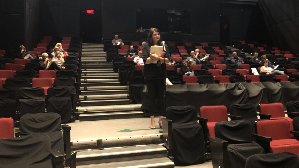 Annie Truchon qui s'adresse aux élus lors de la séance du conseil municipal de Saguenay.