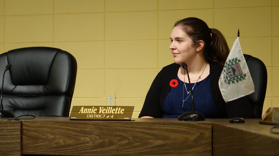 La conseillère Annie Veillette à son poste à la table du conseil municipal de Matane