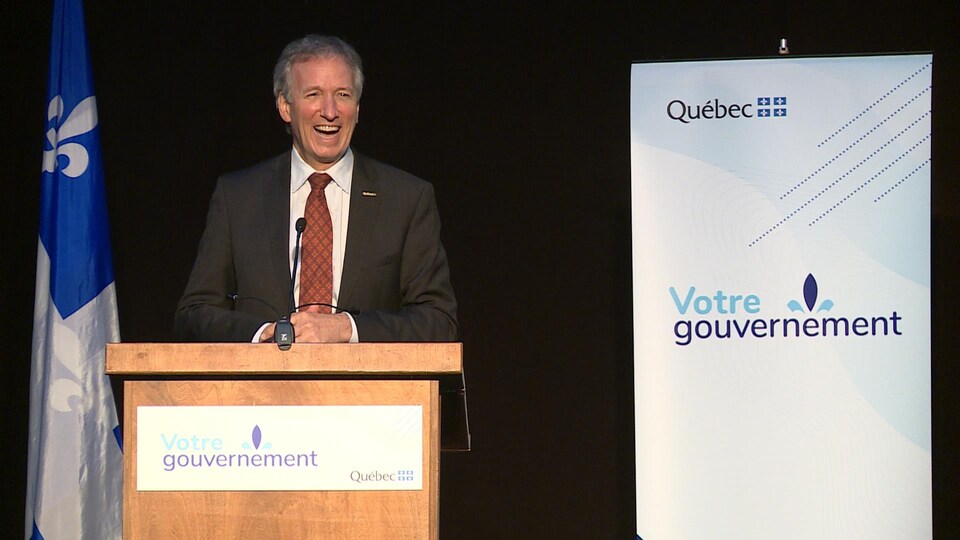 André Lamontagne en conférence de presse à Sept-Îles.