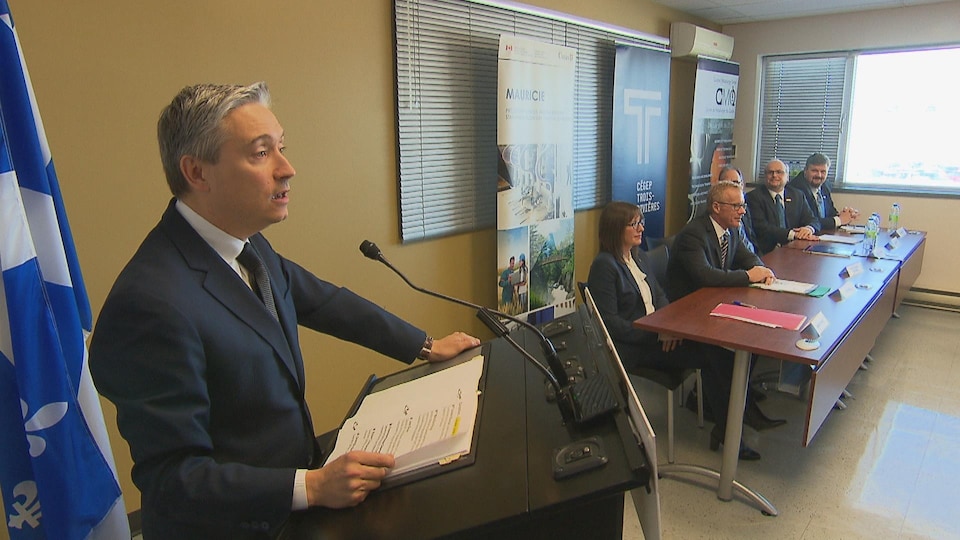 Le ministre François-Philippe Champagne au micro lors d'une annonce à Trois-Rivières