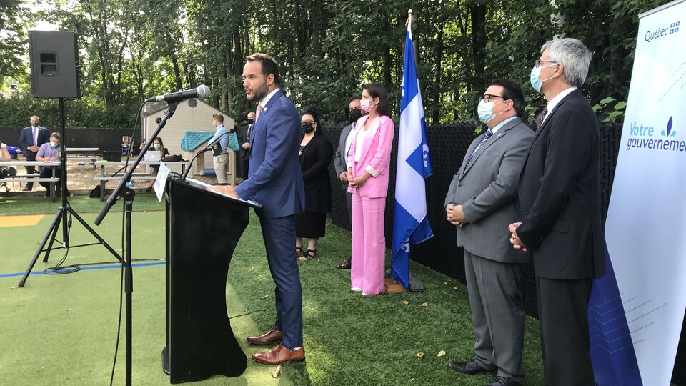 Le ministre de la Famille, Mathieu Lacombe, a fait l'annonce en compagnie de députés de la grande région de Québec.