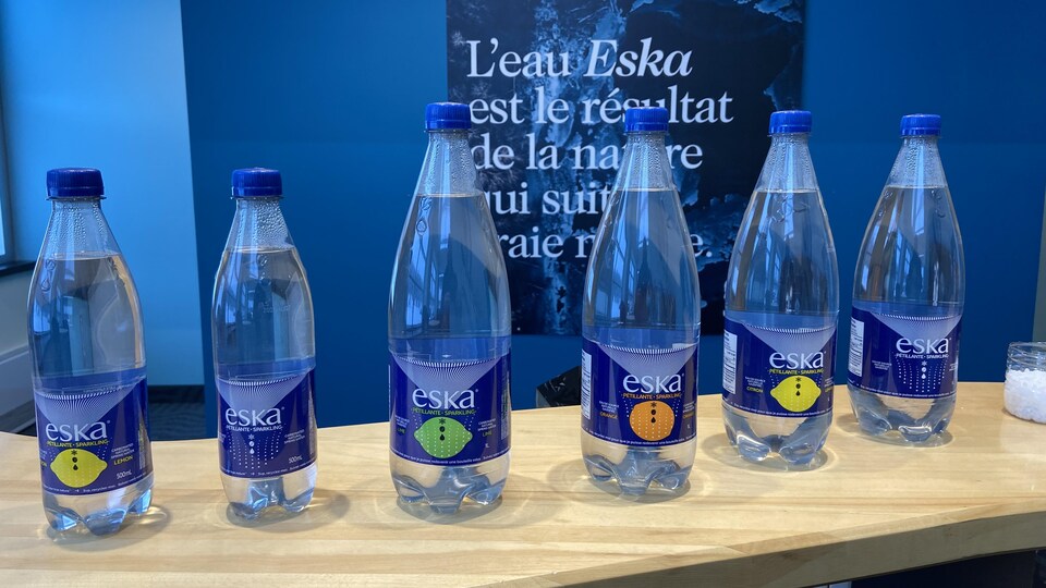 Des bouteilles d'eau pétillante de la marque Eska.