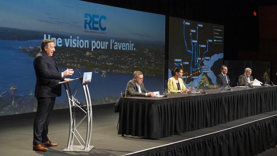 De gauche à droite François Legault, Gilles Lehouillier, Geneviève Guilbault, François Bonnardel et Regis Labeaume lors de l'annonce sur le REC.