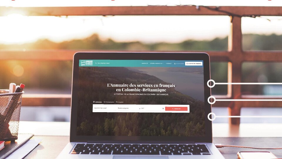 une ordinateur portable ouvert sur un site internet.