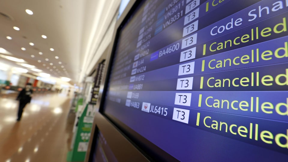 Un panneau affichant l’annulation de plusieurs vols dans un aéroport.