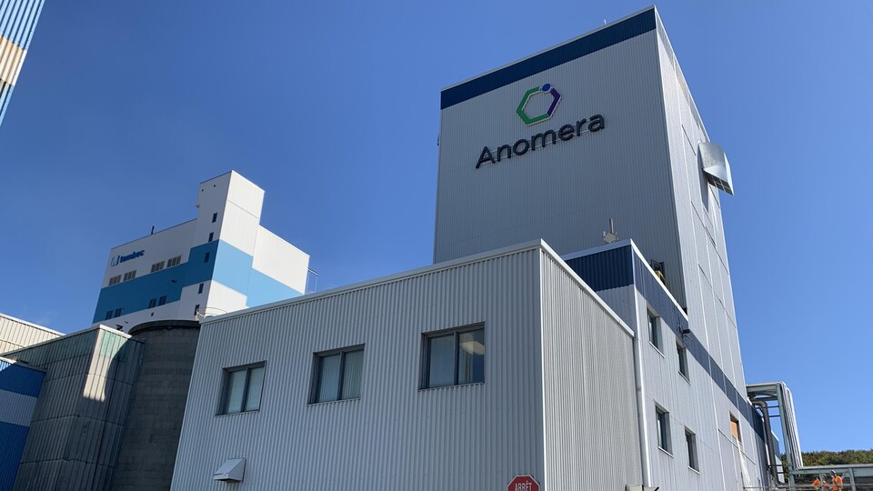 Une usine portant le nom d'Anomera au sommet.
