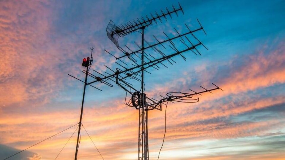 Une antenne dans un ciel de coucher de soleil.