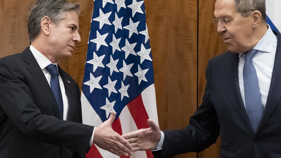 Le secrétaire d'État américain, Antony Blinken, et le ministre russe des Affaires étrangères, Sergueï Lavrov, échangent une poignée de main.