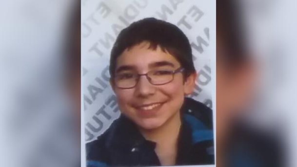 Anthony Boucher a les cheveux bruns courts et porte des lunettes.