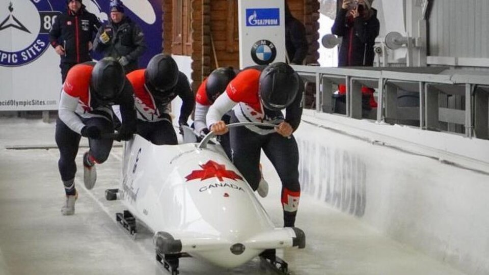 Quatre bobeurs de l'équipe canadienne de bobsleigh.