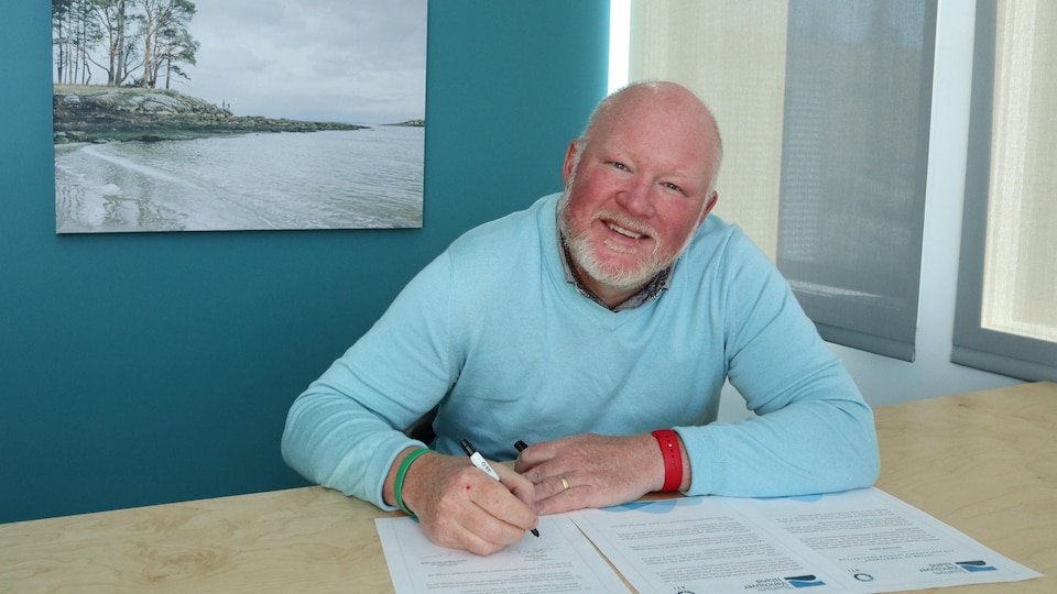 Anthony Everett signed a document.