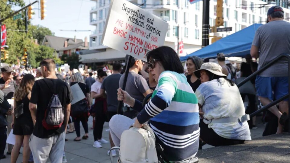 Des manifestants s'opposent au passeport vaccinal