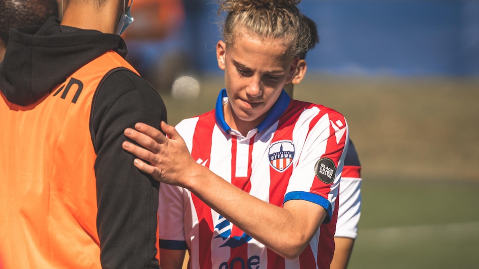 Antoine Coupland serre la main d'un adversaire après un match de l'Atlético d'Ottawa.