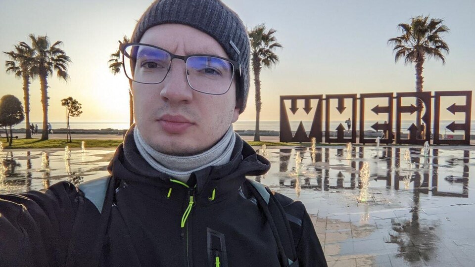 Un égoportrait d'Anton Chernyshev devant la mer.