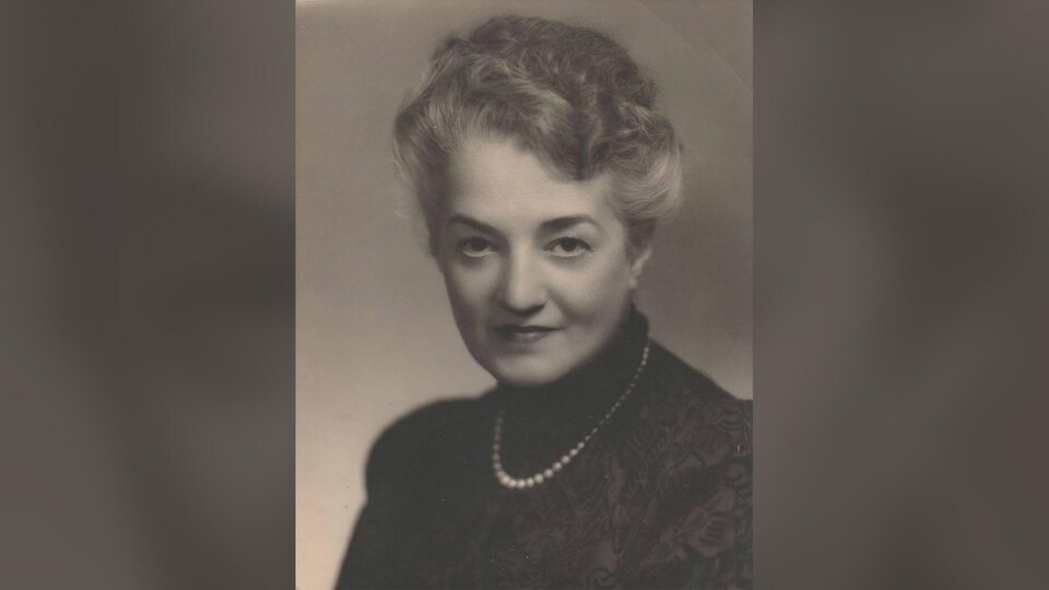 Portrait en noir et blanc d'Antonia Nantel.