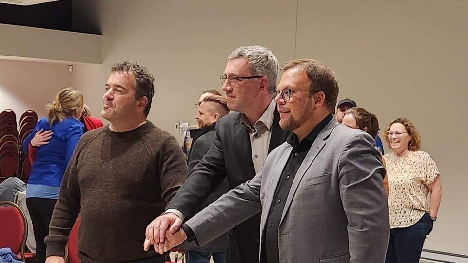 Gaétan Richard, Antonin Valiquette et Jonathan Lapierre lors de l'assermentation du nouveau maire.