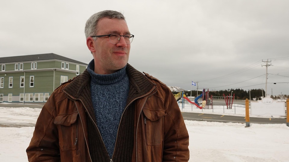 Antonin Valiquette devant un parc d'amusement pour enfants.