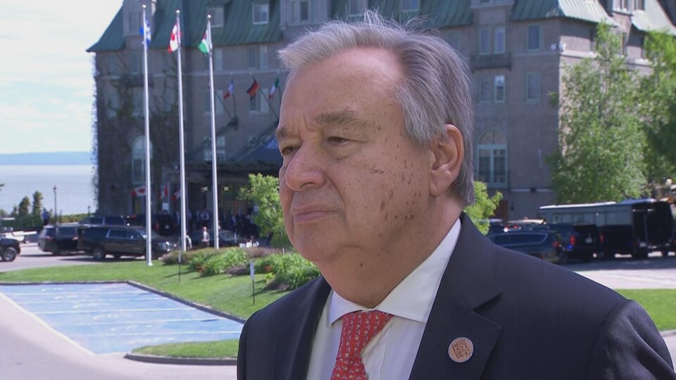 Gros plan sur le secrétaire général de l'ONU Antonio Guterres, avec le Chateau Frontenac en arrière-plan.