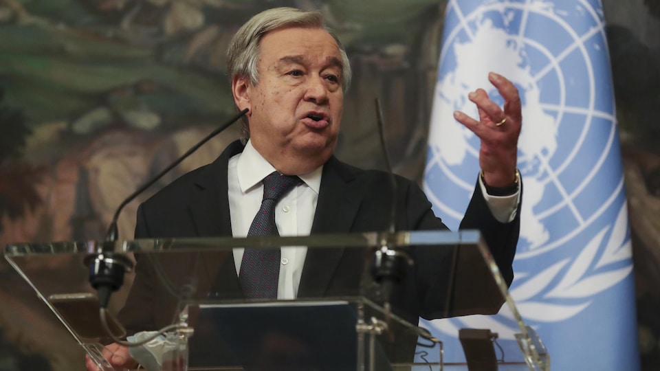 Antonio Guterres devant un lutrin, faisant un grand geste avec son bras gauche.