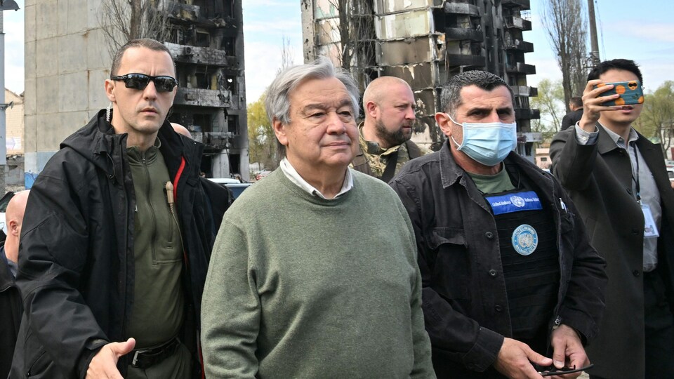 Antonio Guterres dans la rue entouré de plusieurs gardes de sécurité.