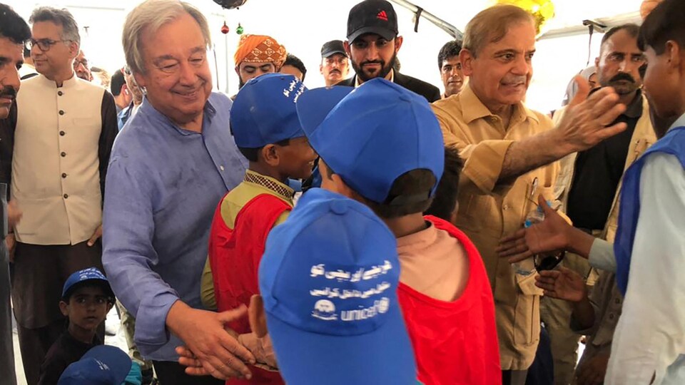 Antonio Guterres serrant la main d'enfants.