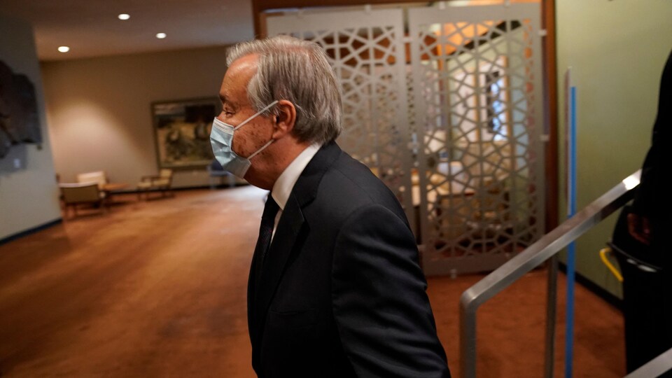 Antonio Guterres descend un escalier, de profil.