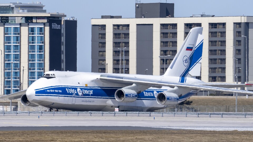 Un avion russe bloqué à l'aéroport Pearson de Toronto.