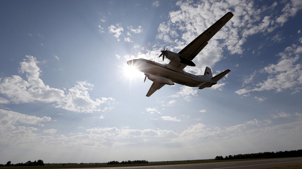 Un avion décolle.