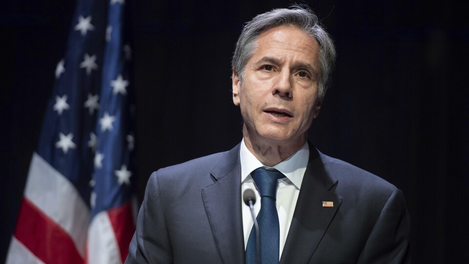 Antony Blinken devant un drapeau des États-Unis