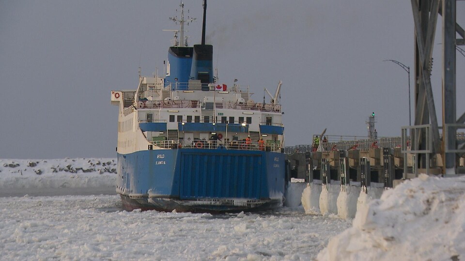 Bateau amarré au port glacé.