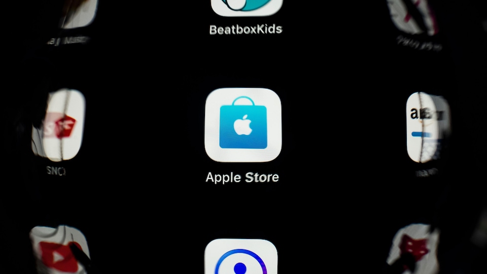 L'icône de l'Apple Store, un petit sac avec le logo à la pomme, s'affiche sur un écran. 