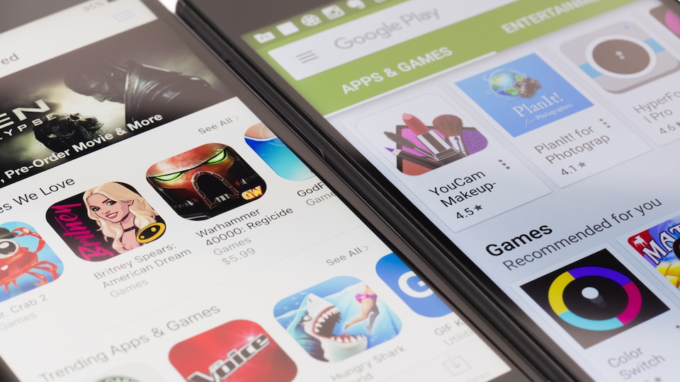 Un écran d'iPhone montrant le App Store et un téléphone Android montrant le Google Play Store côte à côte. 