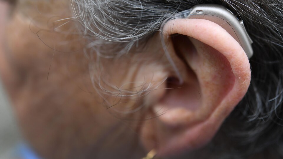 Un appareil auditif dans une oreille