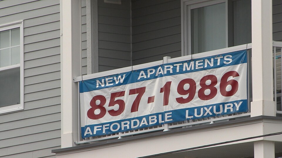Affiche « nouveau appartements abordables et luxueux ».