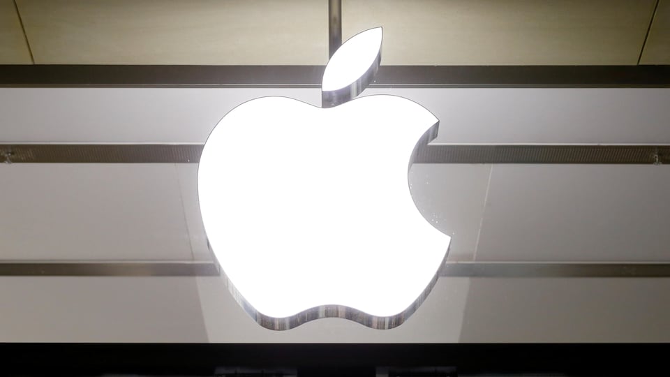 Le logo de la compagnie américaine Apple sur une paroi vitrée.