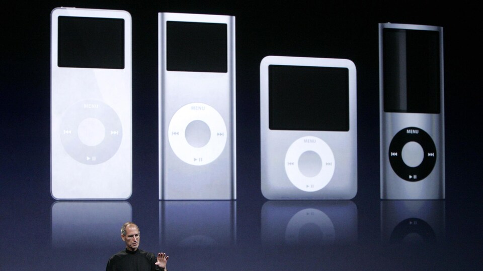 Steve Jobs présente quatre modèles de l'iPod Nano.