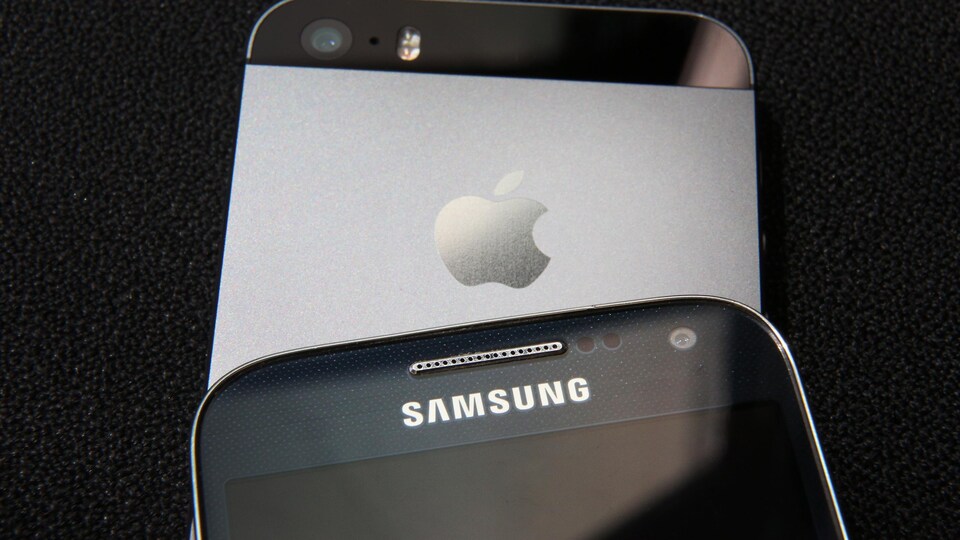 Un iPhone et un téléphone intelligent de marque Samsung.