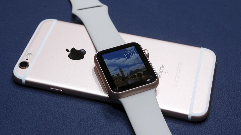 Une montre intelligente Apple Watch posée sur le dos d'un iPhone.