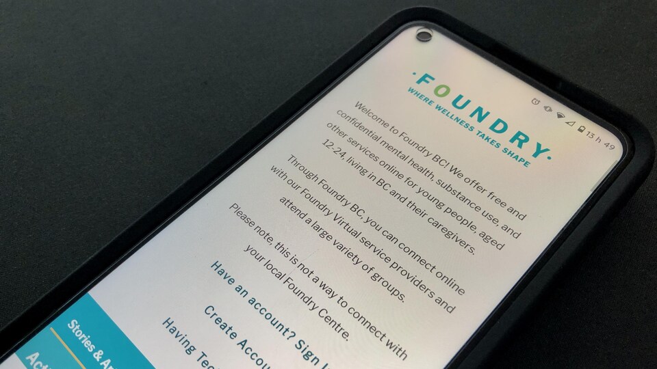 Un cellulaire avec l'application de Foundry.