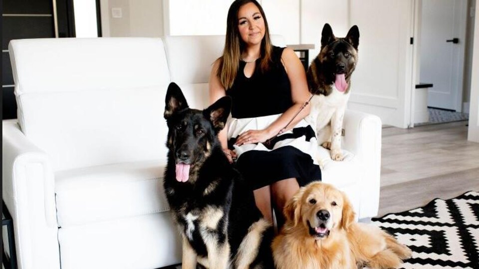 April Saulnier et trois chiens. 