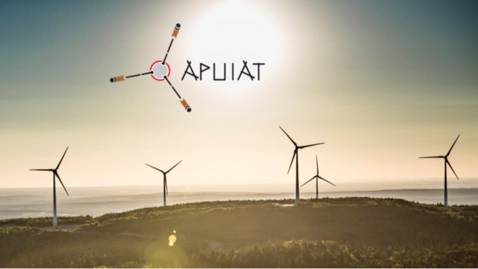 Des éoliennes avec le logo d'Apuiat.