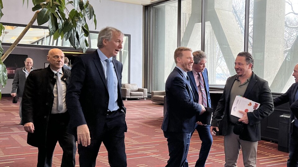 André Lamontagne avec des membres de son Cabinet, le député Stéphane Sainte-Croix et des membres de l'AQIP, dont le président Bill Sheehan.