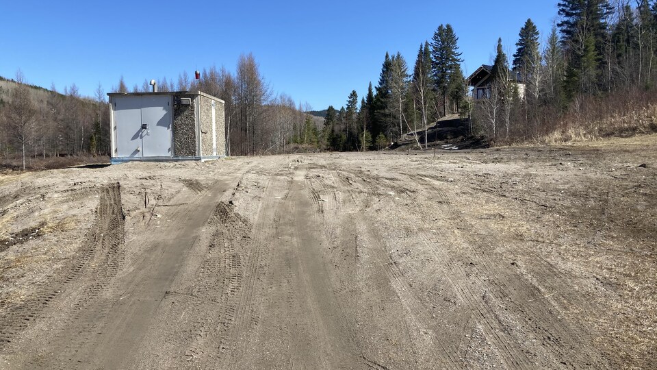 Un petit cabanon au bout d'un chemin de gravelle.
