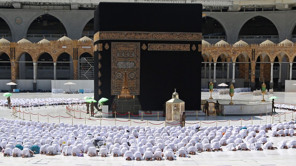 Des musulmans prient dans la Grande Mosquée de La Mecque, en Arabie saoudite.