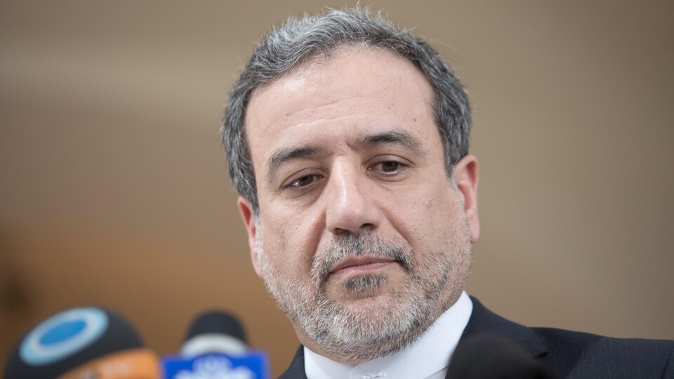 Le négociateur iranien devant les micros, quelques instants avant le début de son point de presse.