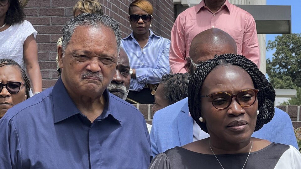 Wanda Cooper-Jones, à droite, mère d'Ahmaud Arbery, avec le révérend Jesse Jackson à ses côtés.