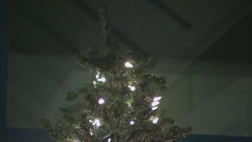 Un arbre de noel illuminé